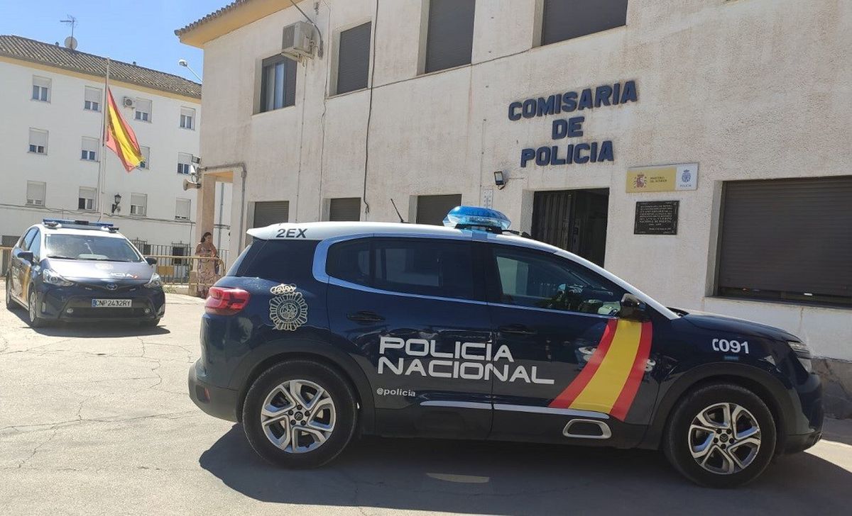Detenido un hombre por intentar quemar a su pareja y su hija en su casa en Estepona, en Málaga | Sociedad