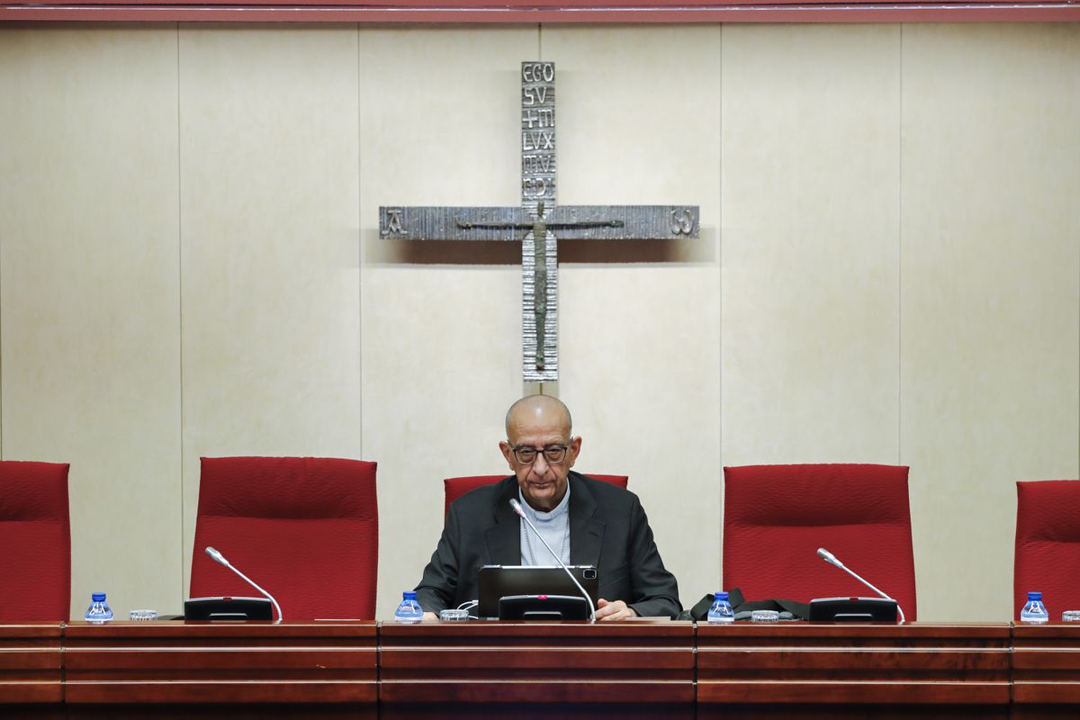 La dureza del informe del Defensor pilla por sorpresa a la Iglesia y abre una división interna sobre cómo afrontar el escándalo | Sociedad
